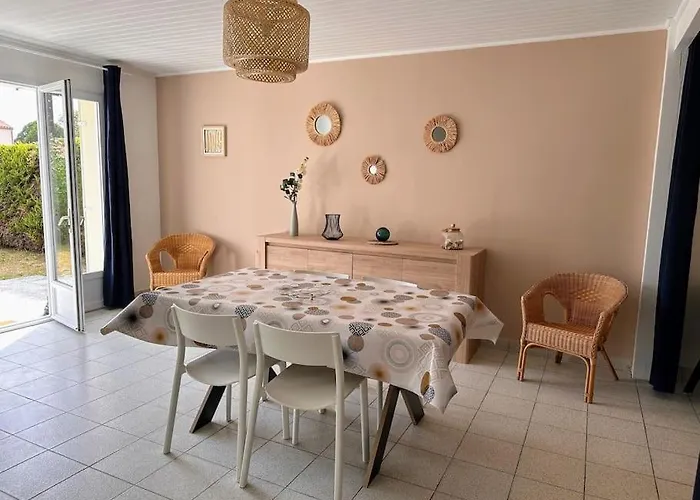 100 M De La 100 Du Bourg Des Moutiers En Retz *